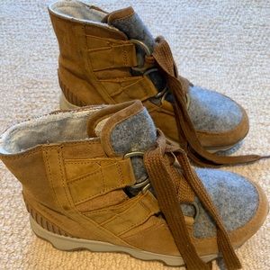 Sorel Kinetic size 6 lined winter lace-up boots